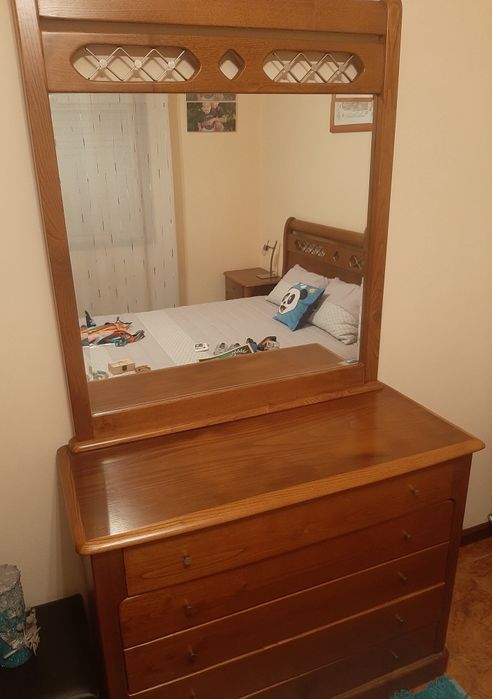 Cama casal 190x 140 como nova , 1 cómoda e 2 mesinhas cabeceira.