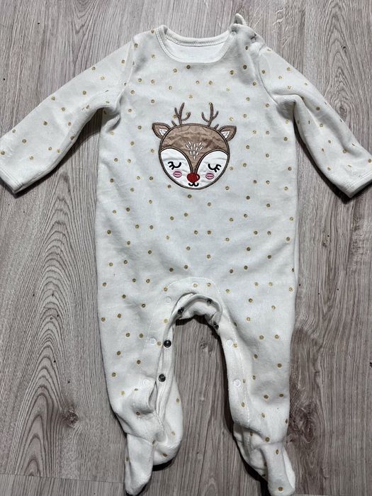 Biały pajacyk dla niemowlaka