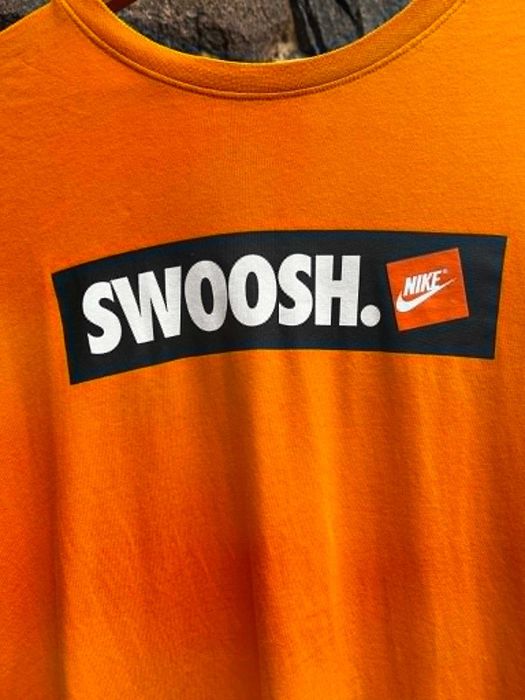 Koszulka Nike swoosh w kolorze pomarańczowym.
