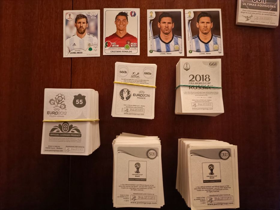 Várias cadernetas, cromos e tazos