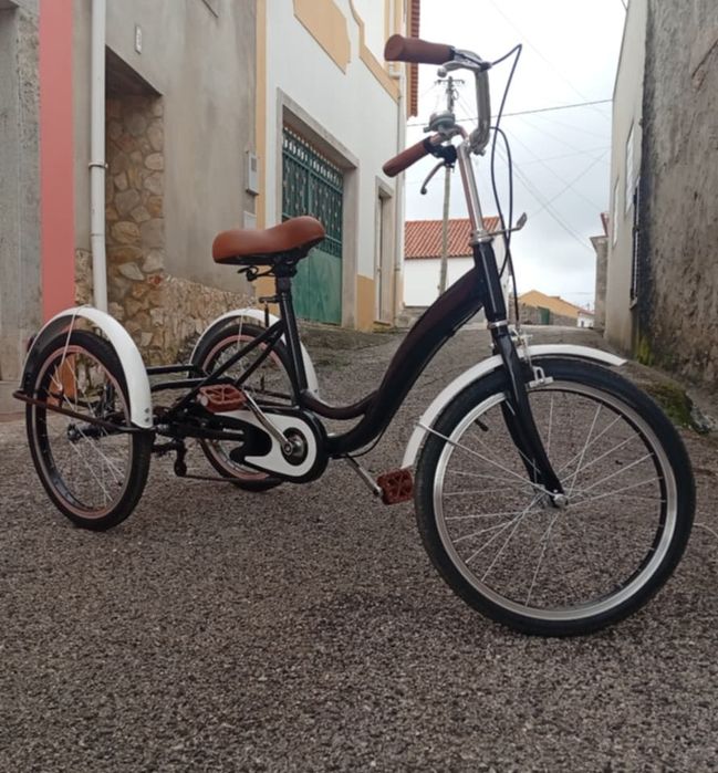 Bicicleta três rodas nova.