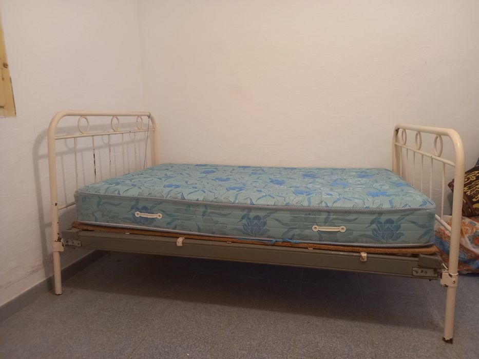 Cama de ferro antiga