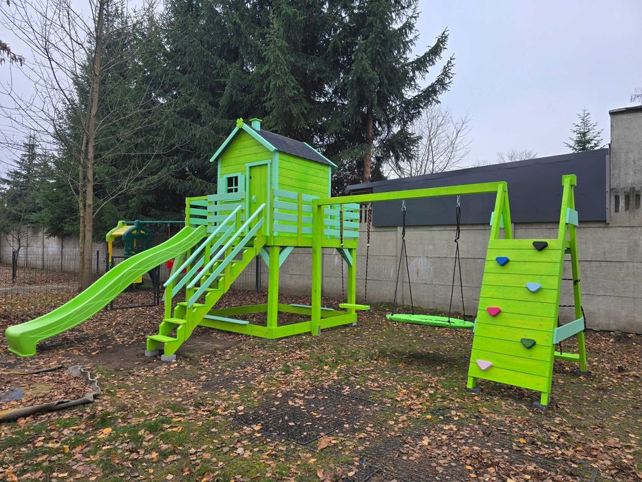 Plac zabaw Domek na powiększonym podeście z huśtawkami i ścianką wsp.