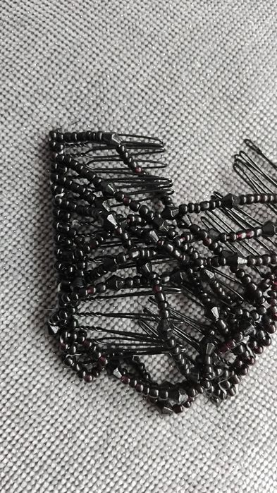 Elastyczny klips do włosów.