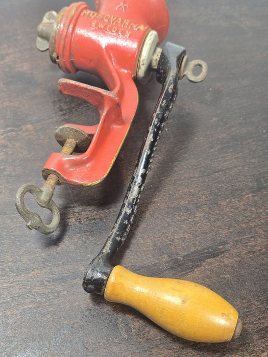 moedor de carne manual antigo da marca Husqvarna