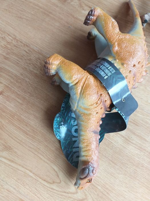 Dwa dinozaury zabawki