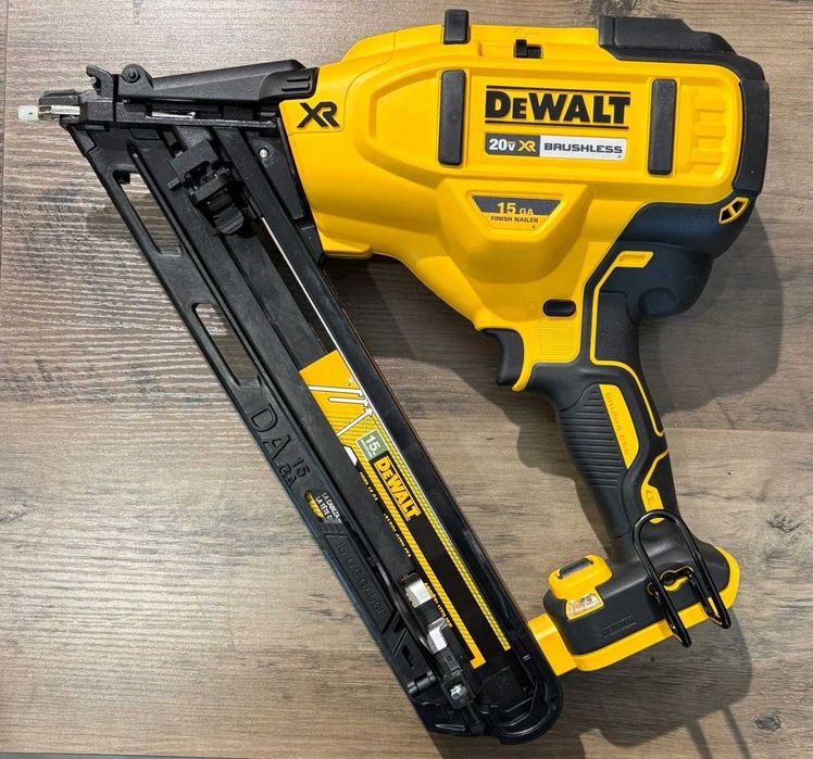Gwoździarka akumulatorowa DeWalt 15GA 20V DCN650B