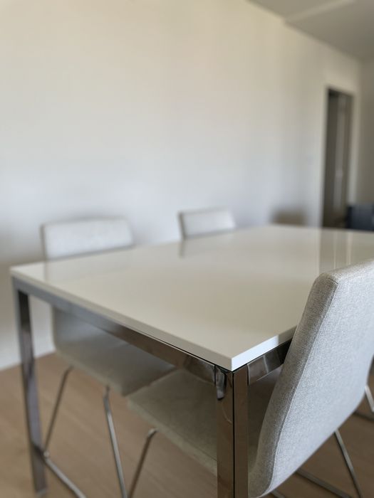 Conjunto Mesa IKEA TORSBY + 4 Cadeiras LILLÅNÄS | Branco Brilhante e Cromado | Estilo Moderno