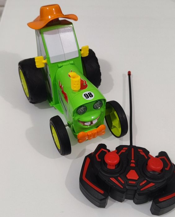 Трактор на радіо-керуванні