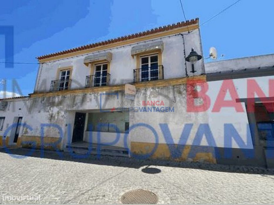 Loja/restaurante em edificio de 2 pisos no Centro de Pias