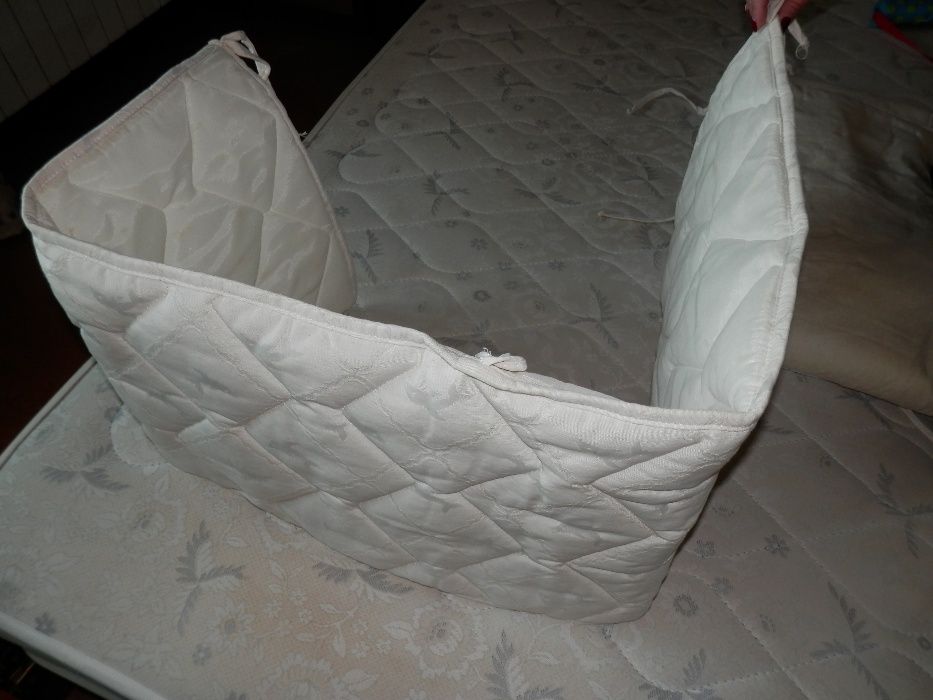 Contorno de berço e colcha com travesseiro