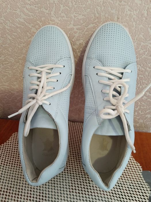 Кожаные женские кроссовки.