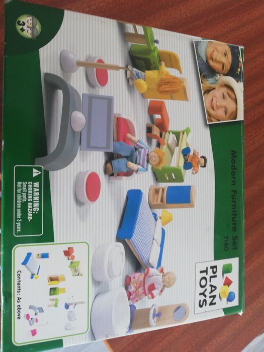 Casinha de madeira da Plan Toys e acessórios de madeira para brincar