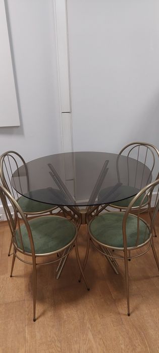 Conjunto mesa e 4 cadeiras COMO NOVO