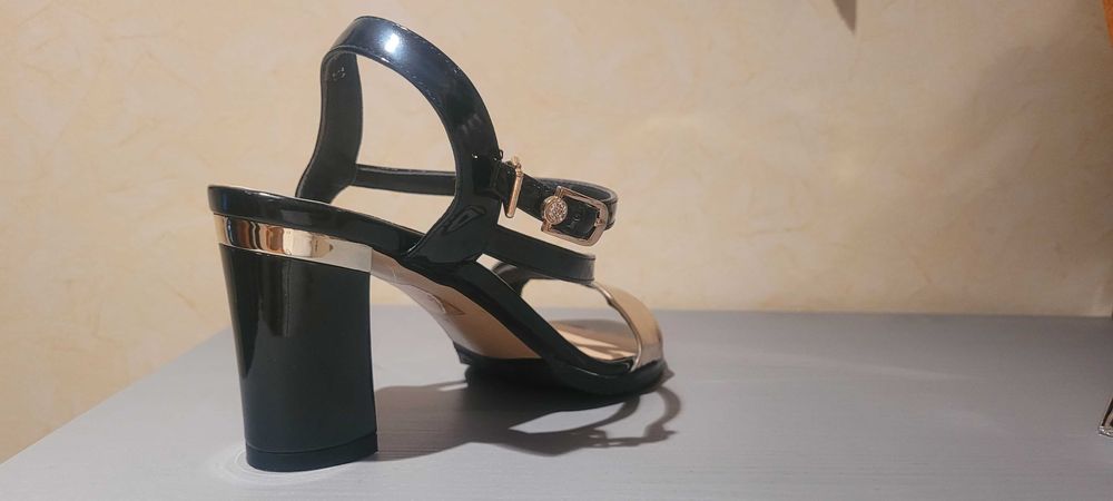 Sapatos pretos de verniz