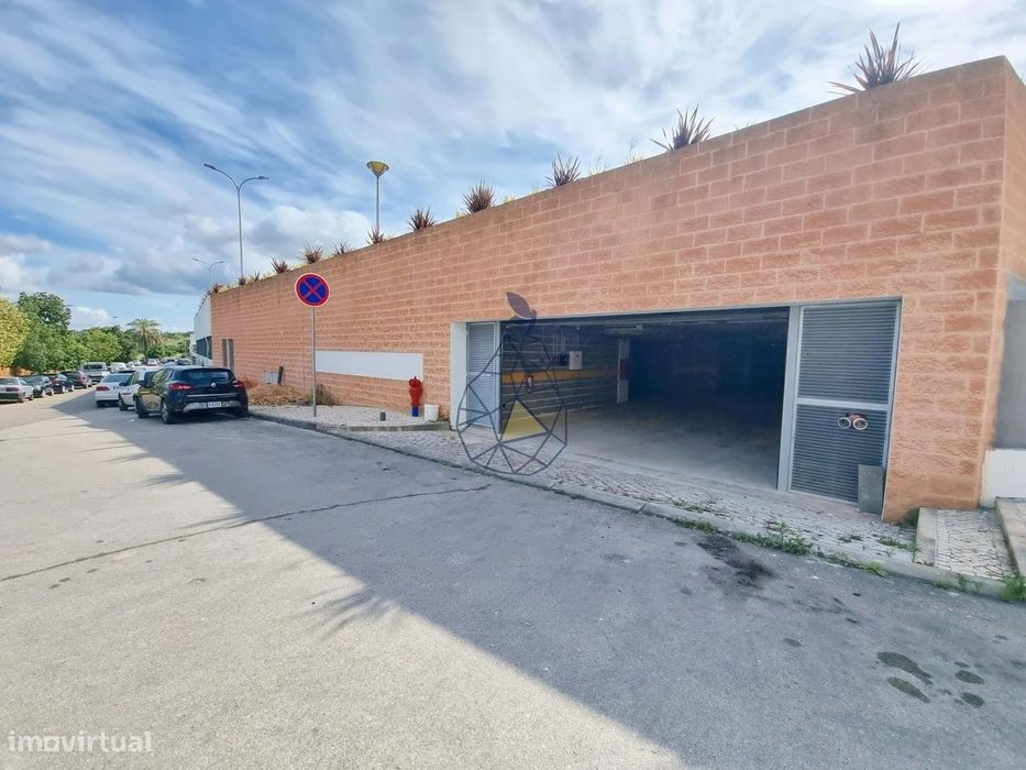Garagens Box à Venda em Portimão — de 16 m² a 28 m², entre a estação d