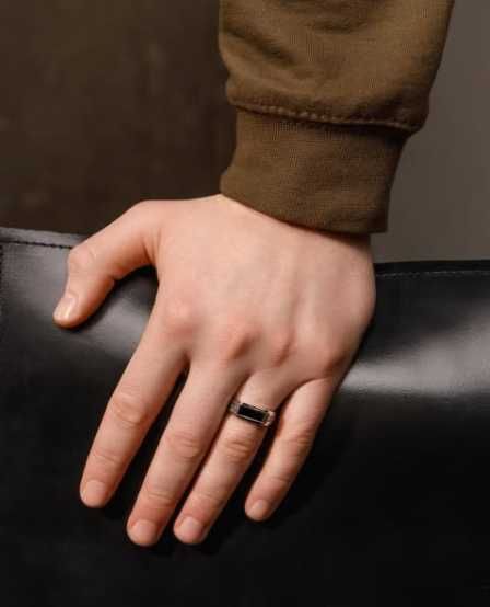 Чоловіча печатка з чорним каменем та золотими вставками