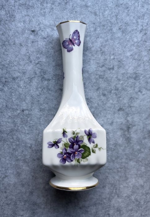 porcelanowy wazon marki Aynsley z kolekcji Wild Violets.