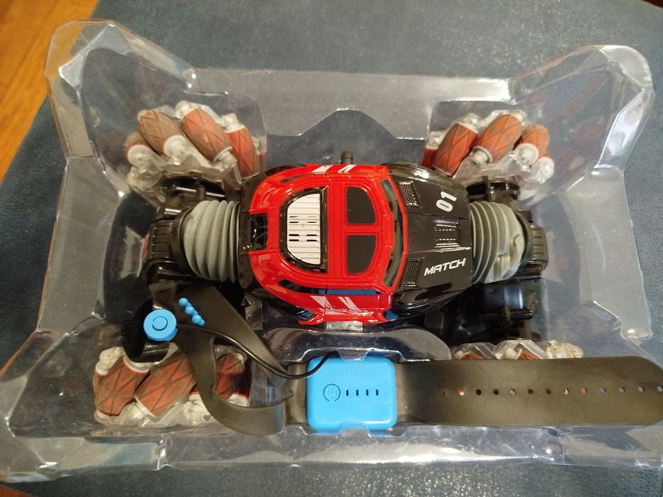 Carrinho de controle remoto vermelho. Stunt Car