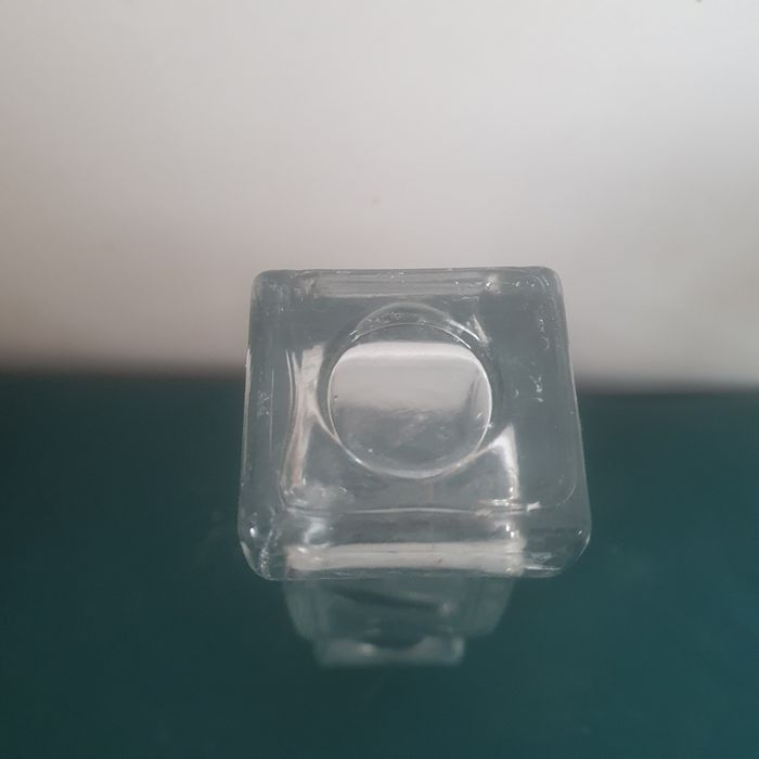 Szklany wazonik fala