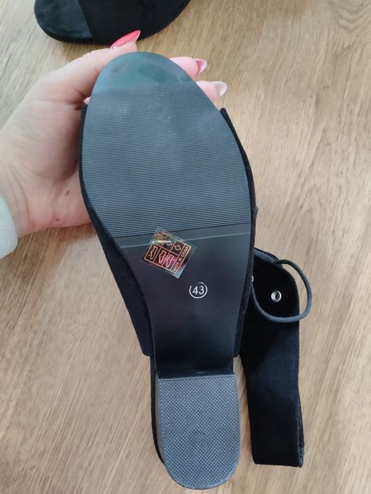 Buty na słupku  z odkrytymi palcami i piętą