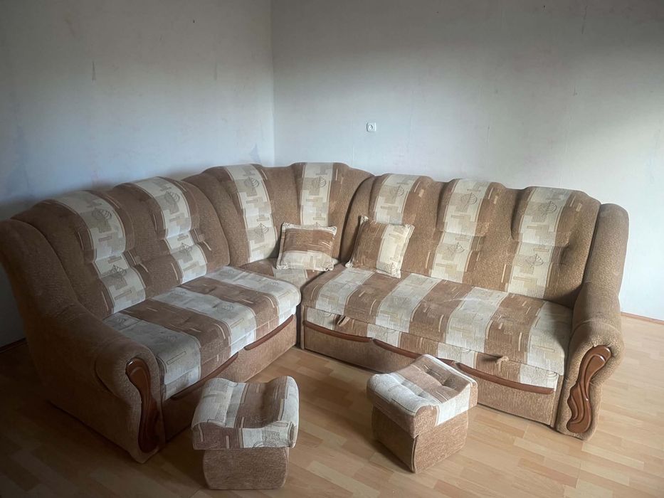 narożnik duża sofa L z dwoma fotelami i pufami wygodna
