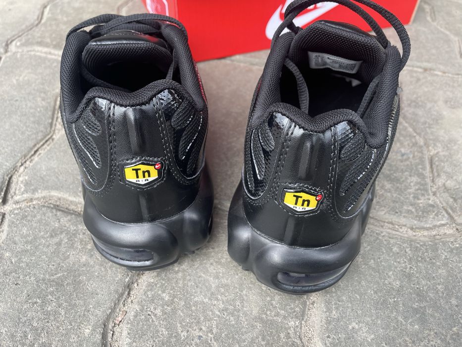 Nike Air Max TN Plus Ultra Triple Black в наявності.