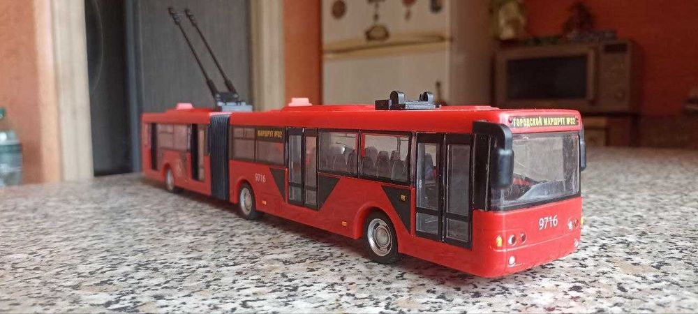 Троллейбус с гармошкой свет автоинформатор двери штанги 1:43 (37см)