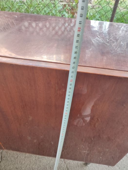 Тумба на ніжках.