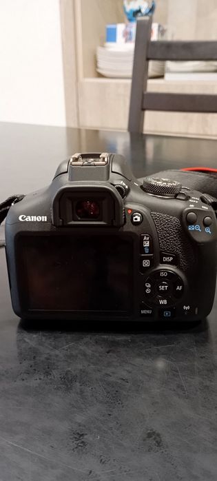 Máquina fotográfica Canon EOS 2000D