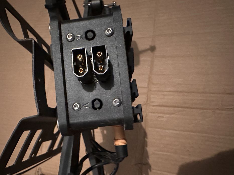 тяжелого FPV-дрона класса «бомбер» 15 дюймов) с интегрированной системой быстрой смены АКБ.