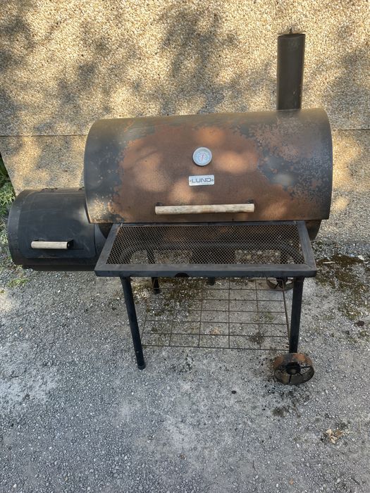 Grill węglowy z wędzarnią