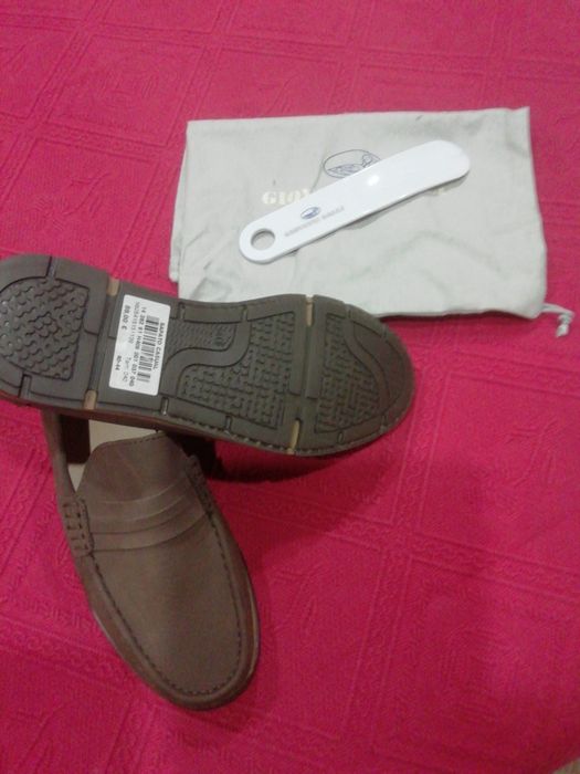 Moçassins novos em pele castanhos