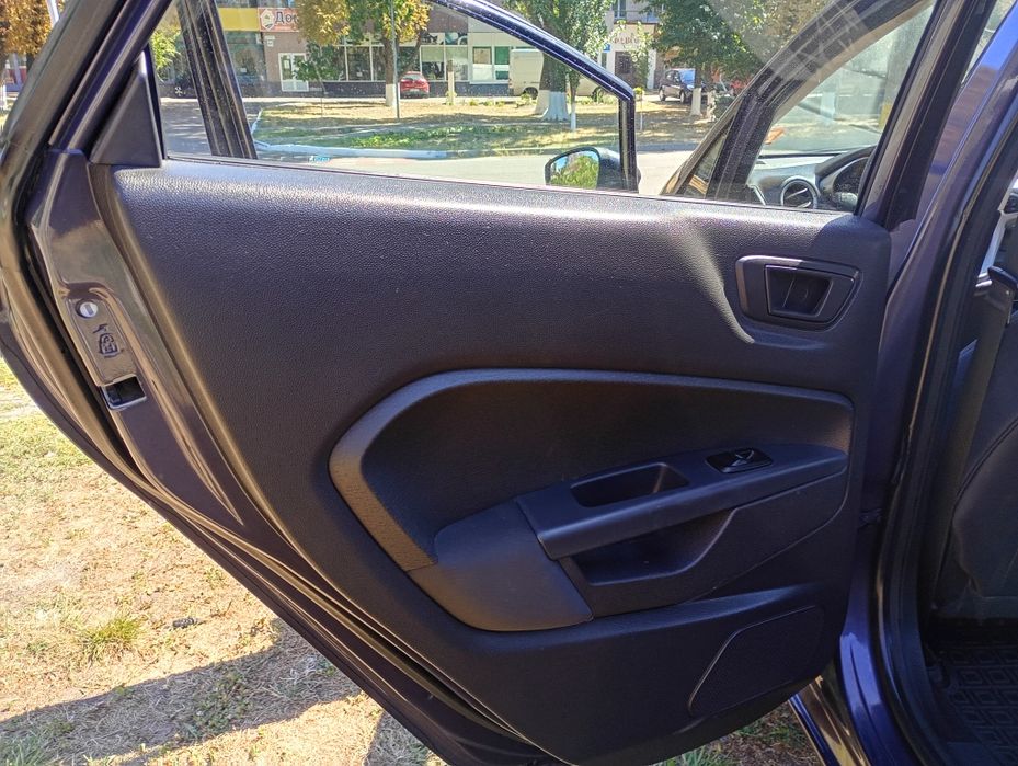 Ford Fiesta( PowerShift)2013року з двигуном 1.6 бензин.