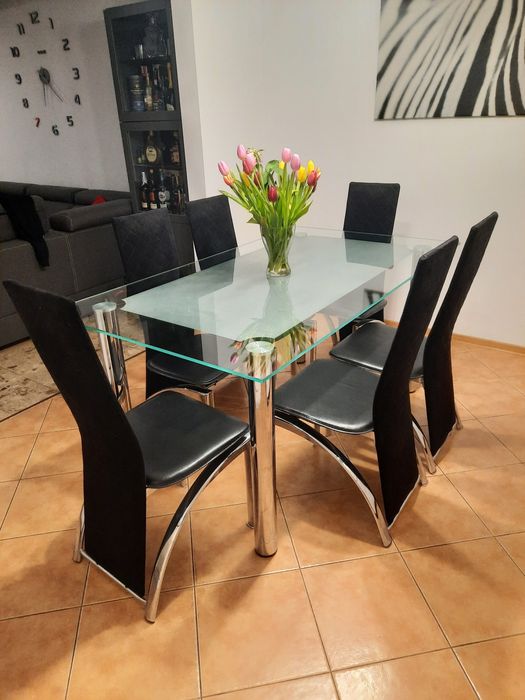 Stół szklany z metalowymi nogami