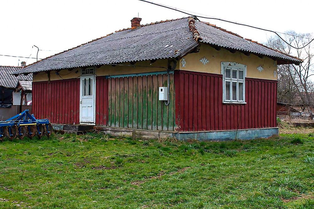 Продається будинок з ділянкою в селі Рожнів.