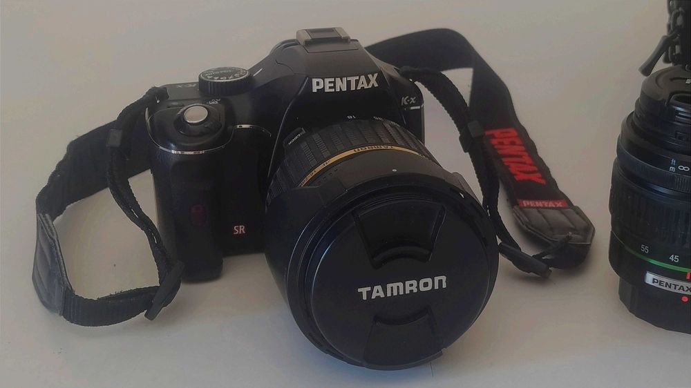 Máquina fotográfica Pentax K-x com lentes e extras