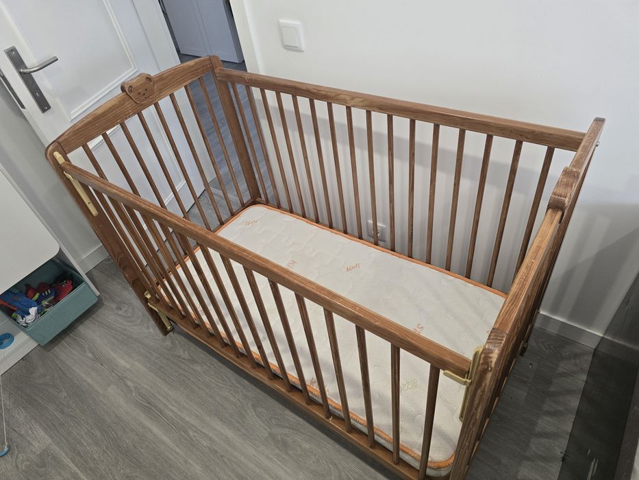 Berço  / Cama de Grades de Madeira com Colchão