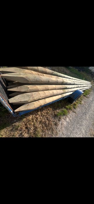 Impregnowane słupy drewniane sadownicze