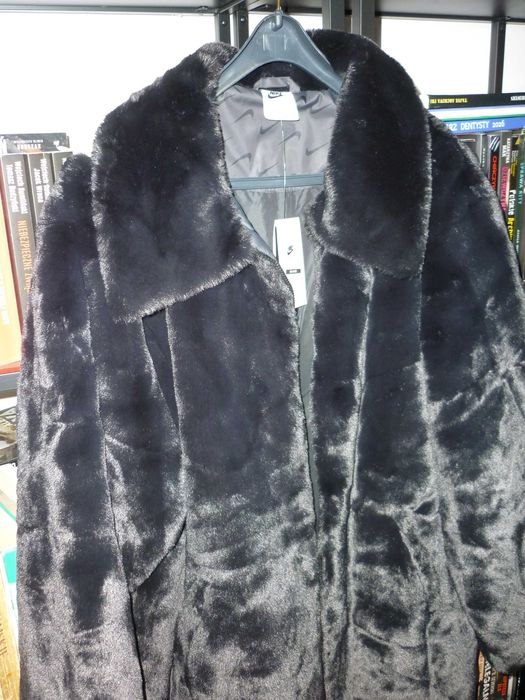 Nike długie czarne futerko nowe