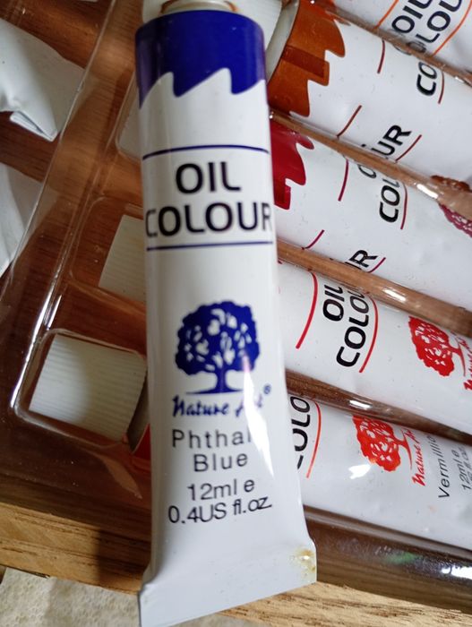 Caixa com 18 tubos de tinta a óleo da Nature Art