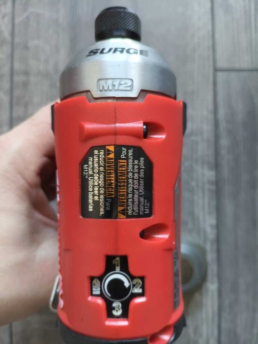 Оригінальний шуруповерт Milwaukee 2551-20 m12, під ремонт