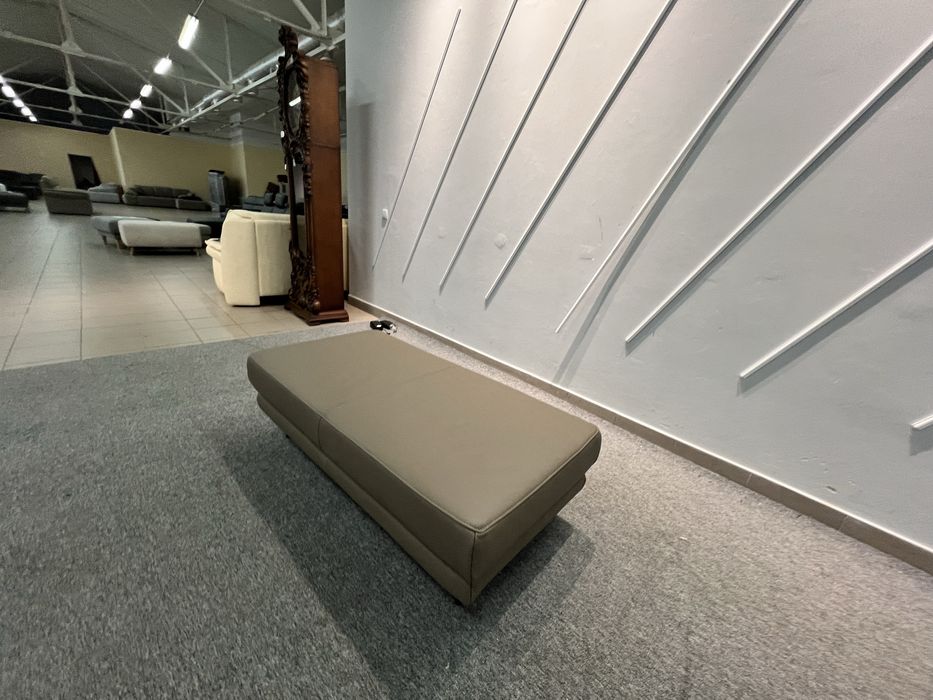 Великий шкіряний пуфік на ніжках