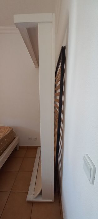 Cama de 1 pessoa  com estrado e  colchão. Oportunidade única...