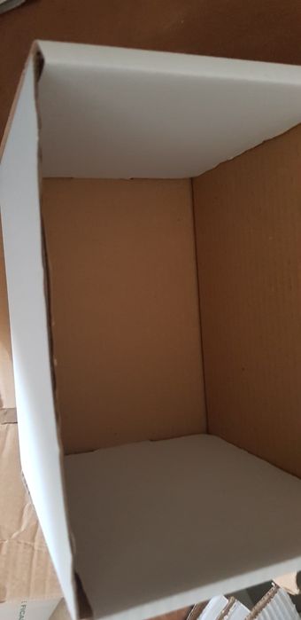 Caixa  de cartão /Novas/23×19×16 côr Branca