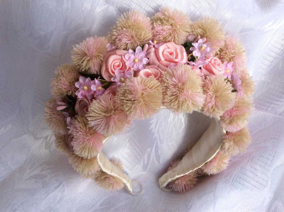 Віночок ручної роботи з помпонами та трояндами яскравий пухнатий ніжни