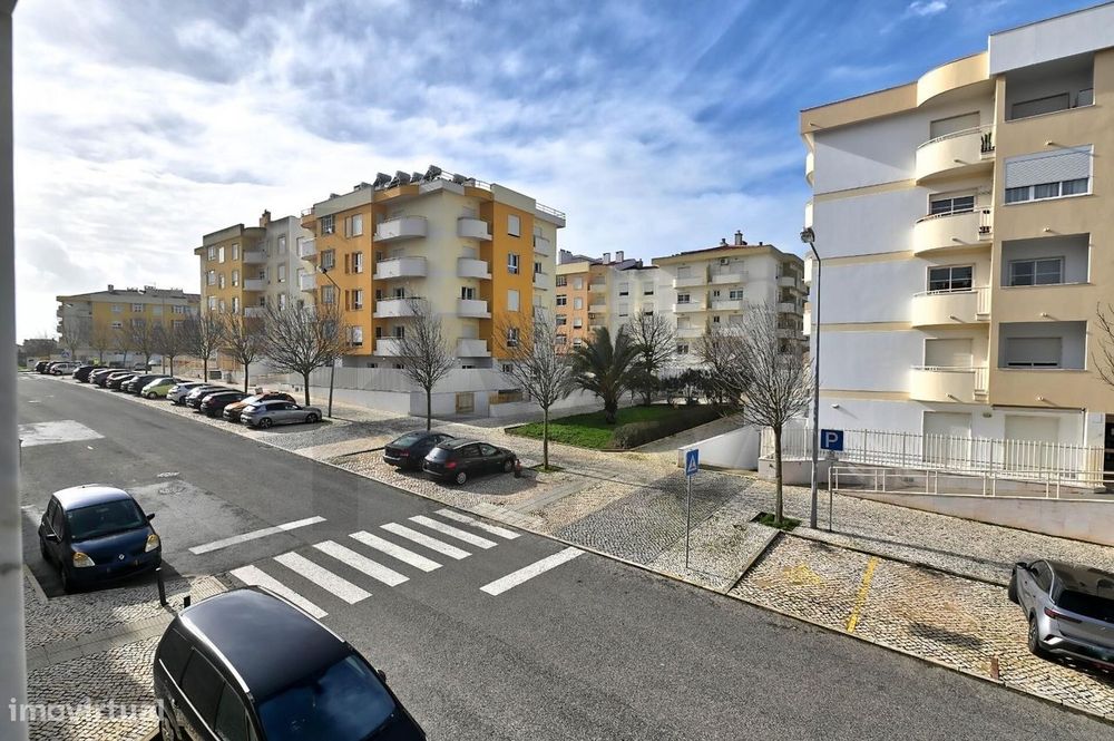 Apartamento T2 com Garagem Box, Estacionamento e Arrecadação –  São Do