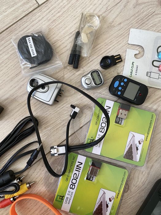 Лот пульти, камери колонки, кабелі, мишки