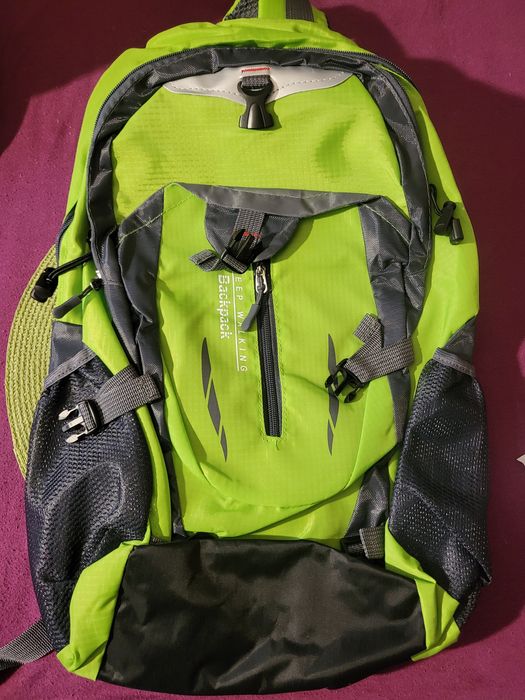 Lekki, pakowny plecak trekkingowy z przegrodą na laptopa. Nowy