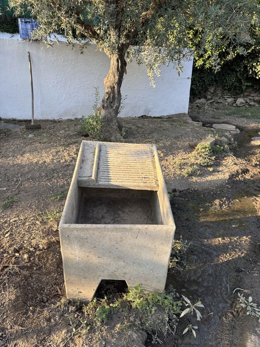 Tanque de Lavar Roupa Antigo em Pedra / Cimento – Ideal para Decoração ou Uso